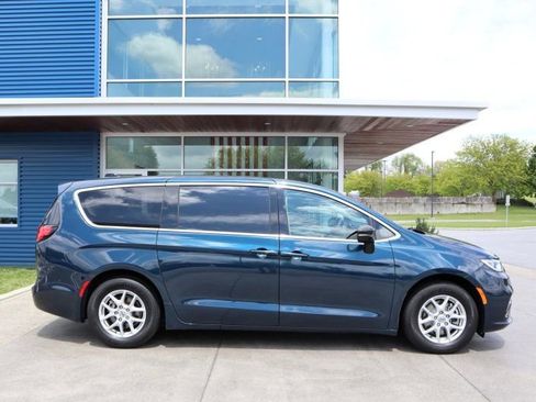 Used 2024 Chrysler Pacifica Touring-L FWD image 2