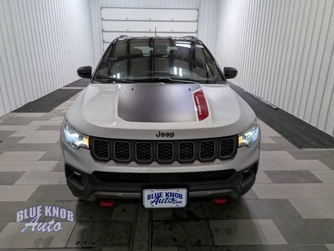 Used 2025 Jeep Compass Trailhawk AWD/4WD image 6