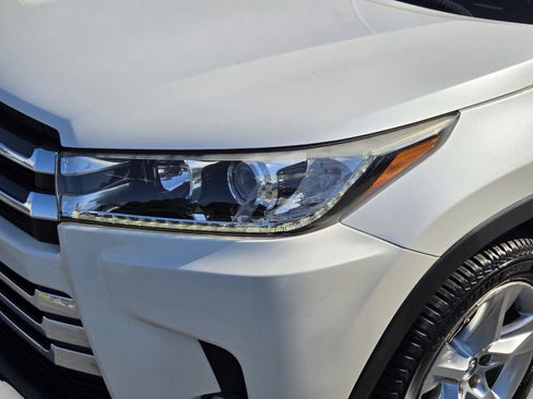 Used 2017 Toyota Highlander Limited FWD image 9