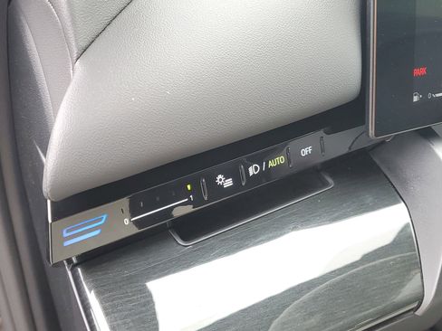 Used 2025 BMW 530i xDrive w/ M Sport Package image 11