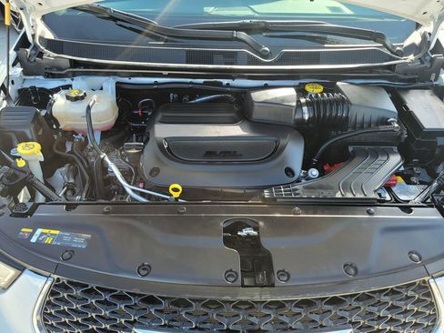 Used 2025 Chrysler Pacifica Select FWD image 8