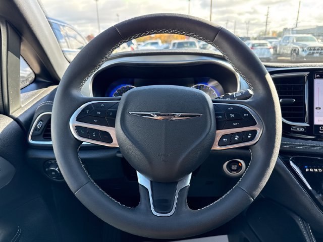 Used 2026 Chrysler Pacifica Limited FWD image 5