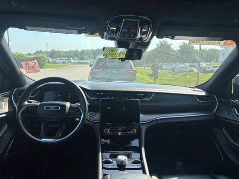 Used 2022 Jeep Grand Cherokee Overland w/ Luxury Tech Group IV AWD/4WD image 5