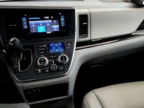Used 2016 Toyota Sienna XLE Premium w/ Protection Package image 31