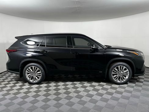 New 2026 Toyota Highlander Platinum image 3
