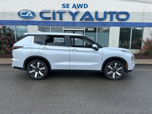 Used 2025 Mitsubishi Outlander SE AWD/4WD image 2