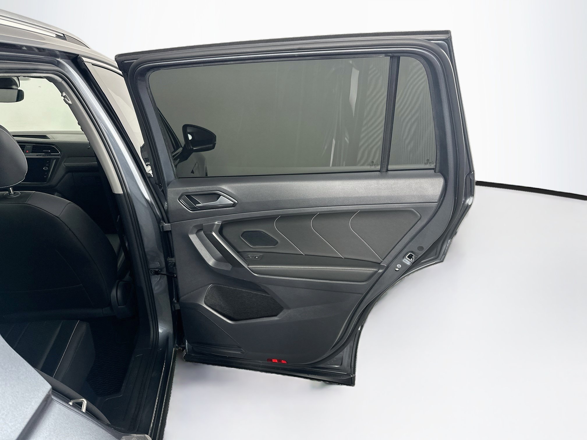Used 2023 Volkswagen Tiguan SE FWD image 33