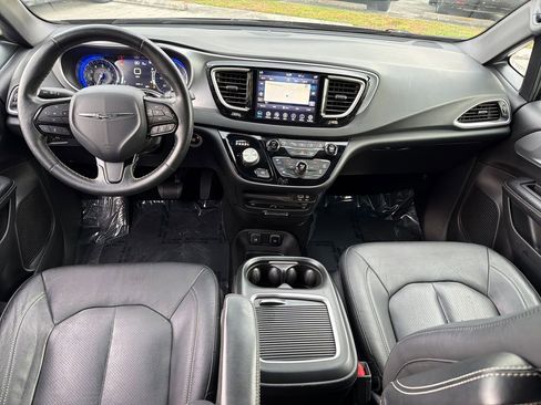 Used 2020 Chrysler Pacifica Touring-L Plus w/ Advanced Safetytec Group FWD image 13