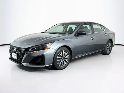 Used 2025 Nissan Altima 2.5 SV FWD image 3
