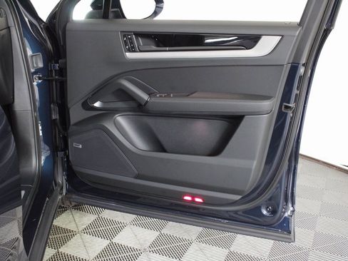 Used 2025 Porsche Cayenne Coupe image 36