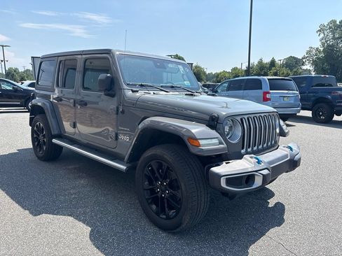 Used 2022 Jeep Wrangler Unlimited Sahara w/ Cold Weather Group AWD/4WD image 8