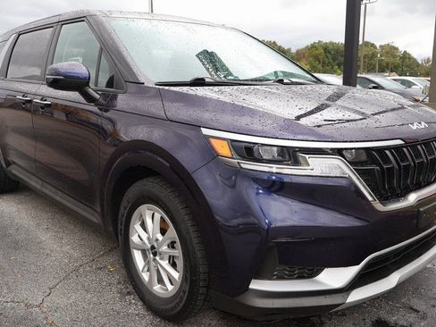 Used 2023 Kia Carnival LX image 2