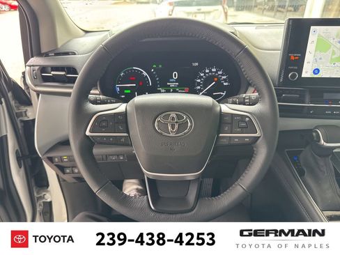 Used 2025 Toyota Sienna XLE image 19