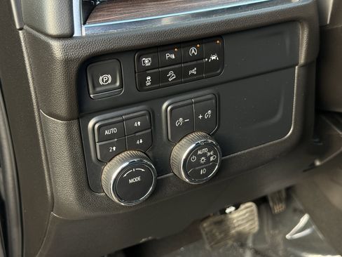 Used 2025 Chevrolet Suburban Z71 image 31