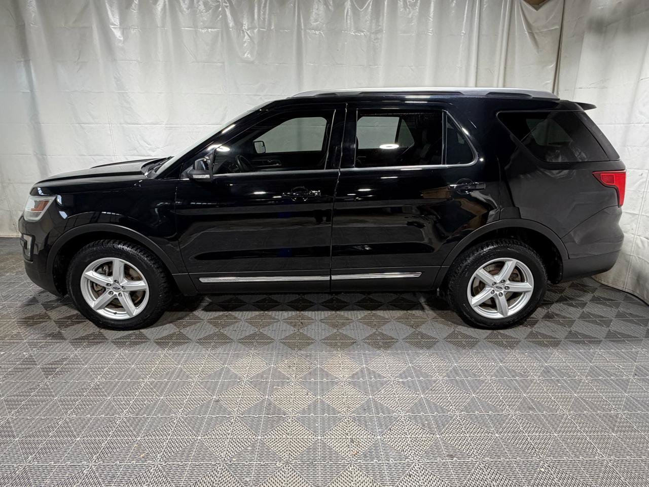 Used 2016 Ford Explorer XLT w/ Equipment Group 202A AWD/4WD image 4