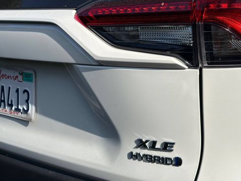 Used 2022 Toyota RAV4 XLE Premium AWD/4WD image 7