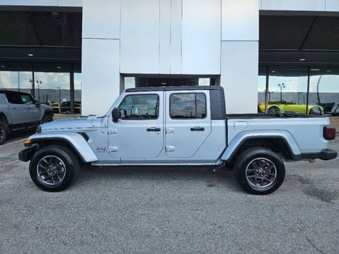 Used 2023 Jeep Gladiator Overland image 2