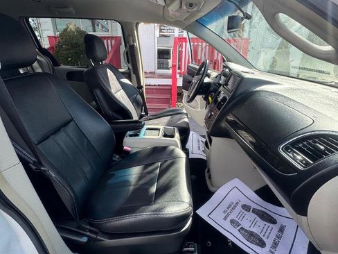 Used 2015 Chrysler Town & Country Touring image 24