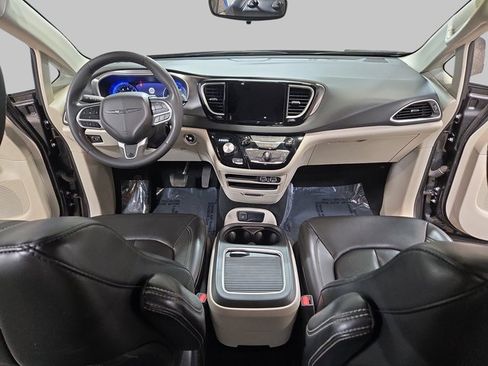 Used 2023 Chrysler Pacifica Touring-L image 9