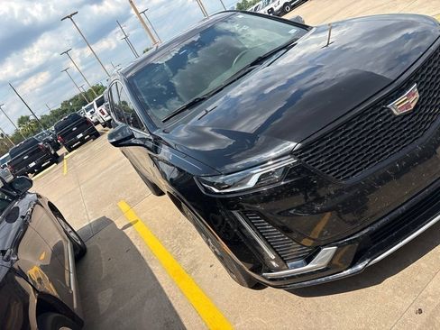 Used 2025 Cadillac XT6 Luxury FWD image 1
