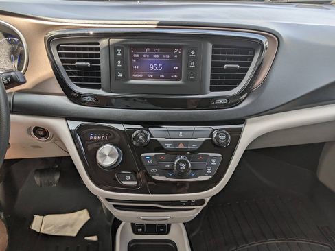 Used 2017 Chrysler Pacifica Touring FWD image 18