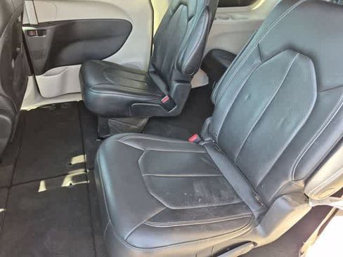 Certified 2022 Chrysler Pacifica Touring-L FWD image 19