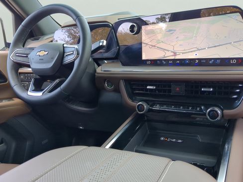 Used 2025 Chevrolet Suburban High Country image 11