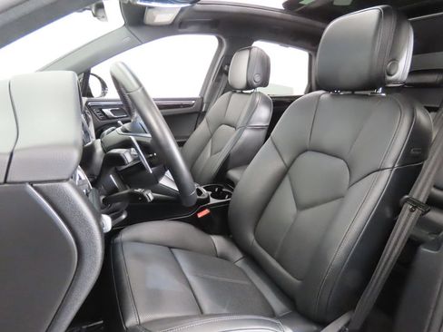 Certified 2025 Porsche Macan AWD/4WD image 5