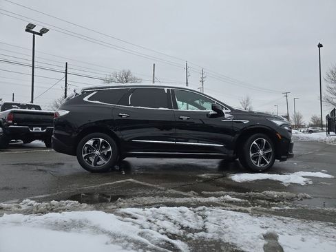 Used 2023 Buick Enclave Essence w/ LPO, Touring Package image 17
