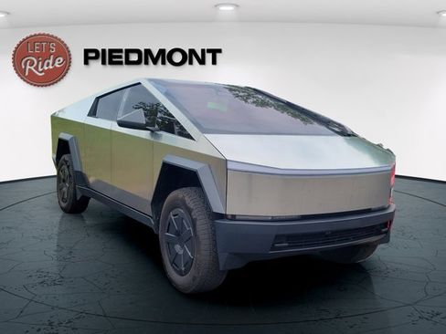 Used 2025 Tesla Cybertruck AWD Crew Cab image 4