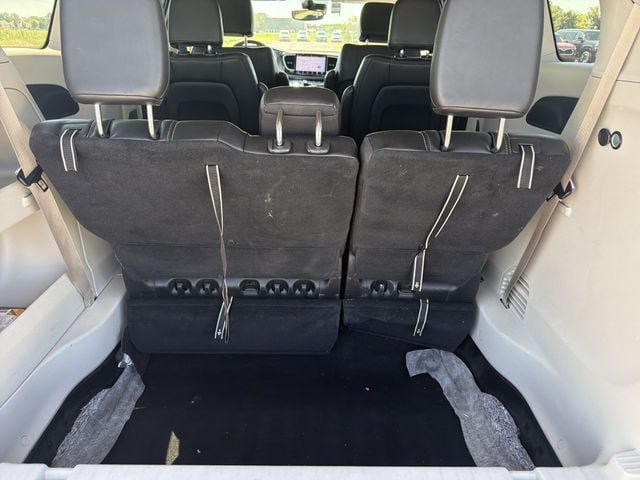 Used 2023 Chrysler Pacifica Touring-L FWD image 19