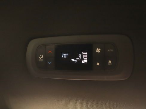 Used 2025 Chrysler Pacifica Select image 17