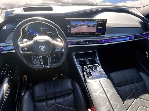 Used 2023 BMW 740i image 7