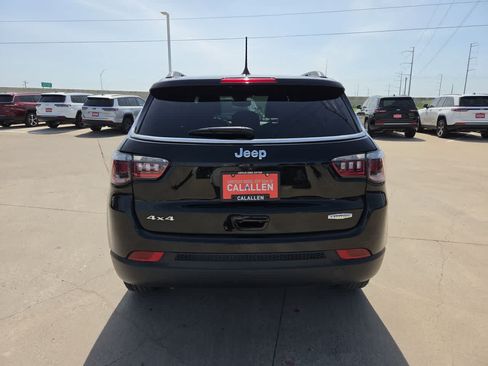 Used 2025 Jeep Compass Latitude w/ Sun & Sound Group AWD/4WD image 13