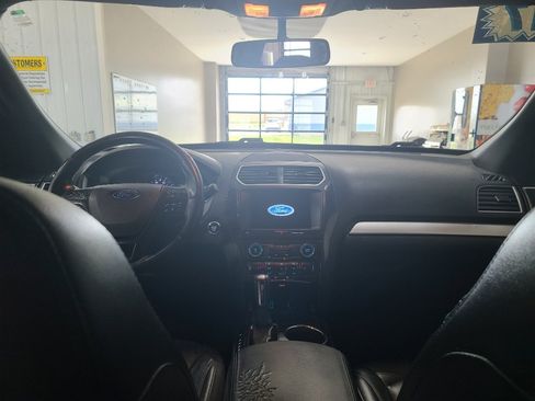 Used 2017 Ford Explorer XLT w/ Equipment Group 202A FWD image 8