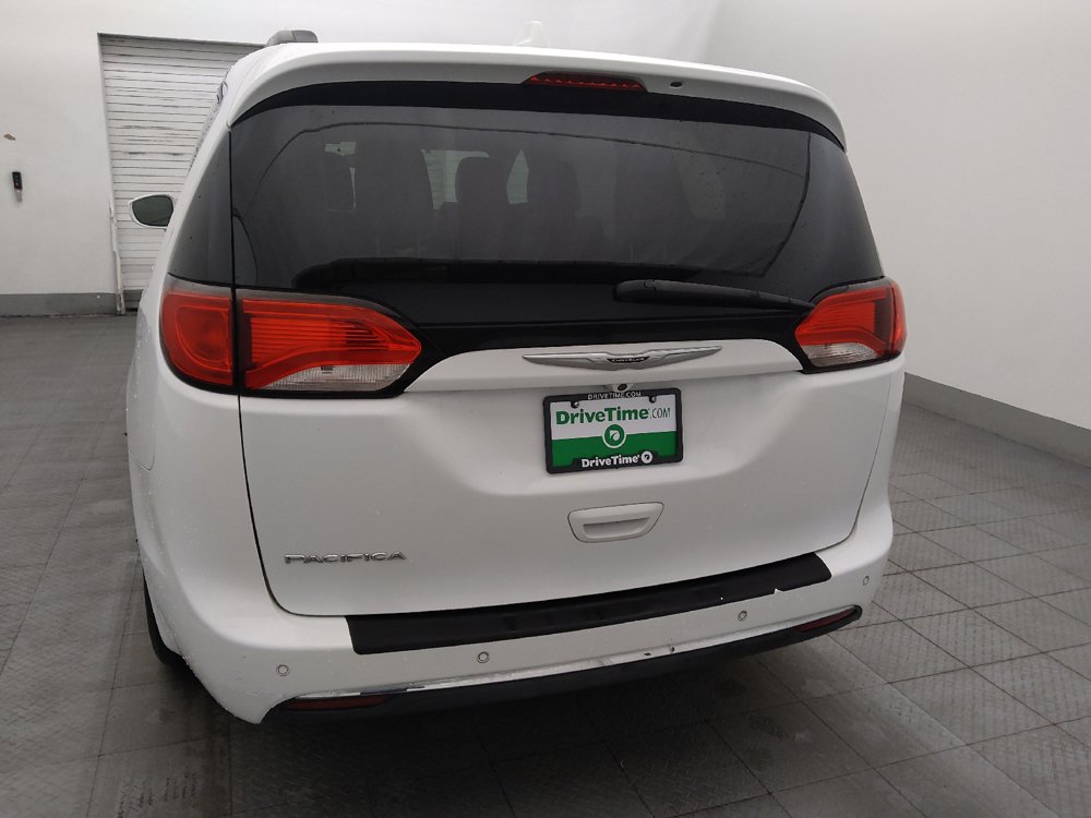 Used 2017 Chrysler Pacifica Touring-L FWD image 6