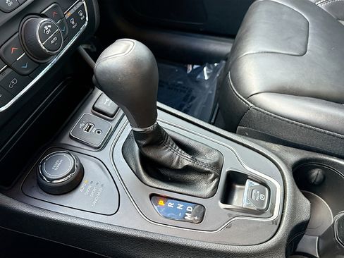 Used 2019 Jeep Cherokee Latitude Plus w/ Comfort/Convenience Group image 28