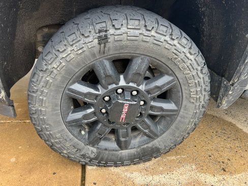 Used 2024 GMC Sierra 2500 AT4 w/ Technology Package AWD/4WD image 2