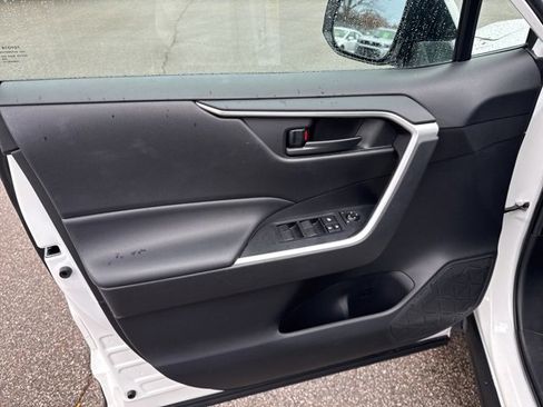 Used 2022 Toyota RAV4 LE image 21