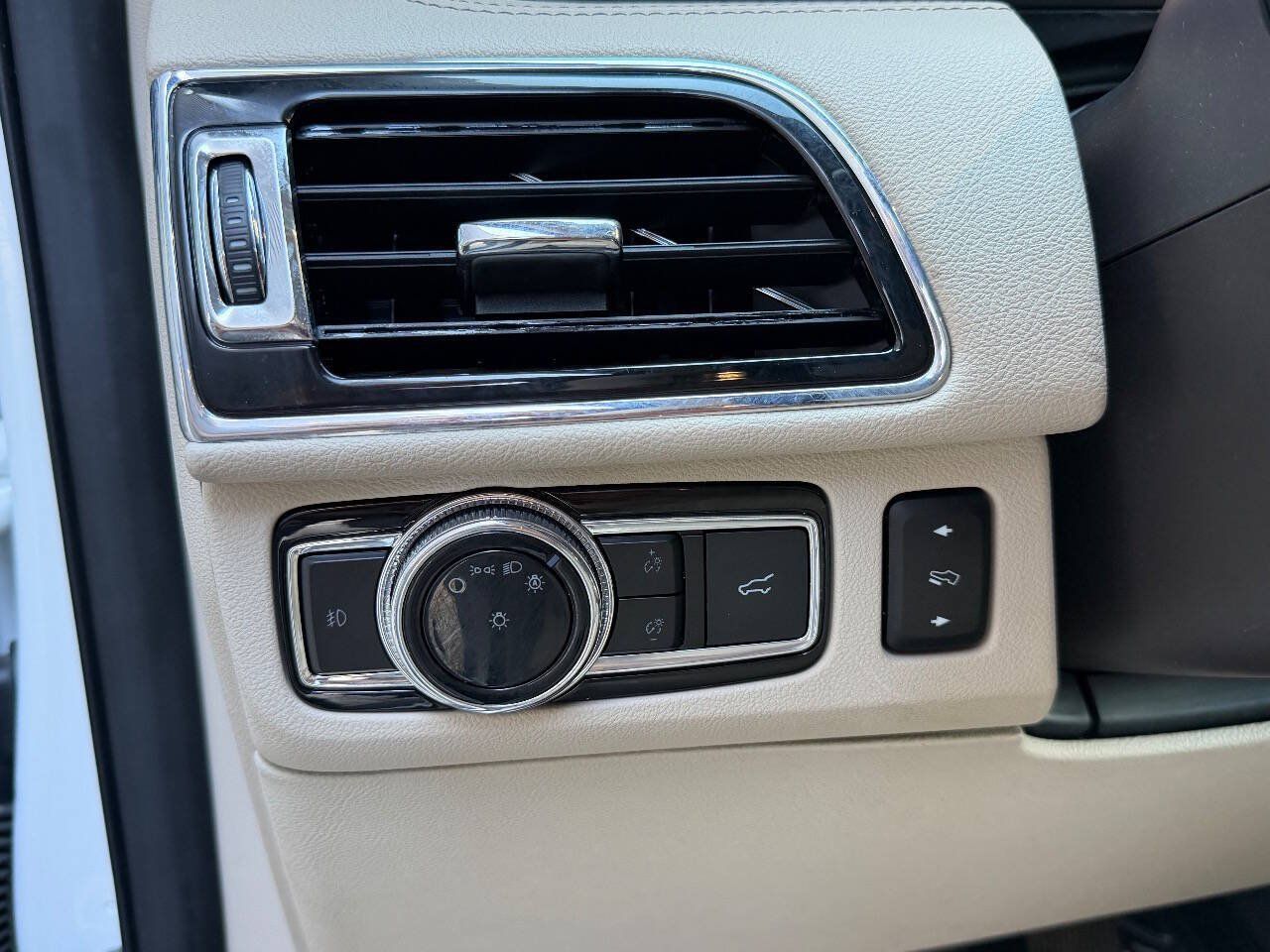 Used 2021 Lincoln Navigator Reserve w/ Luxury Package AWD/4WD image 39