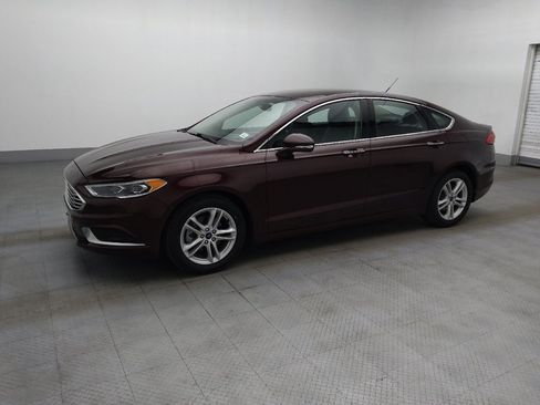 Used 2018 Ford Fusion SE w/ Fusion SE Technology Package FWD image 2
