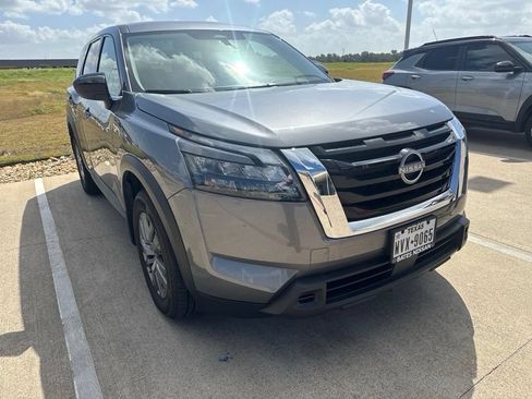 Used 2025 Nissan Pathfinder S FWD image 12