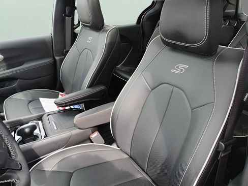 Used 2024 Chrysler Pacifica Premium FWD image 20