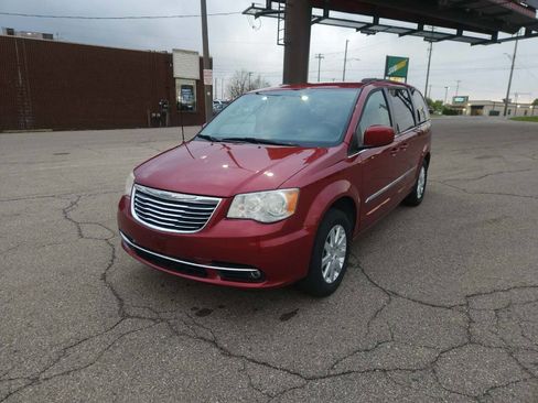 Used 2014 Chrysler Town & Country Touring FWD image 8