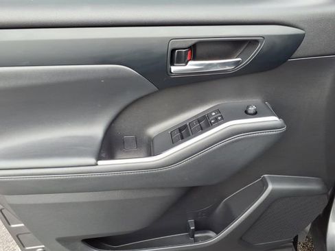 Used 2022 Toyota Highlander XLE image 9