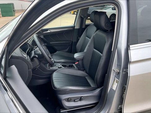 Used 2024 Volkswagen Tiguan SE image 25