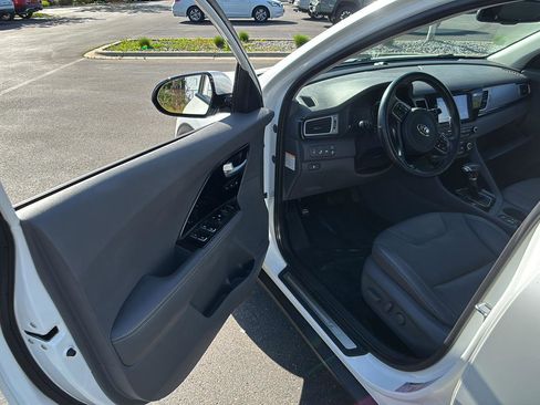 Used 2018 Kia Niro EX w/ EX Premium Package FWD image 2