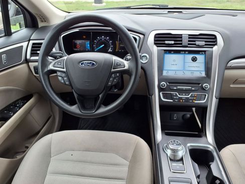 Used 2017 Ford Fusion SE w/ Fusion SE Technology Package FWD image 5