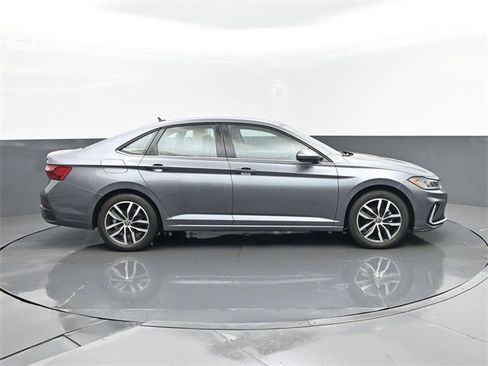 Used 2025 Volkswagen Jetta SE image 2