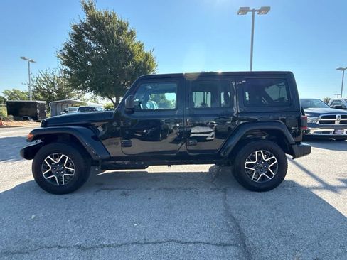 Used 2026 Jeep Wrangler Unlimited Sahara AWD/4WD image 2